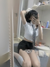莉莉 164.48.C.23歲 貼身的制服 搭配性感的絲襪
